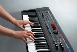Как научиться играть на синтезаторе?