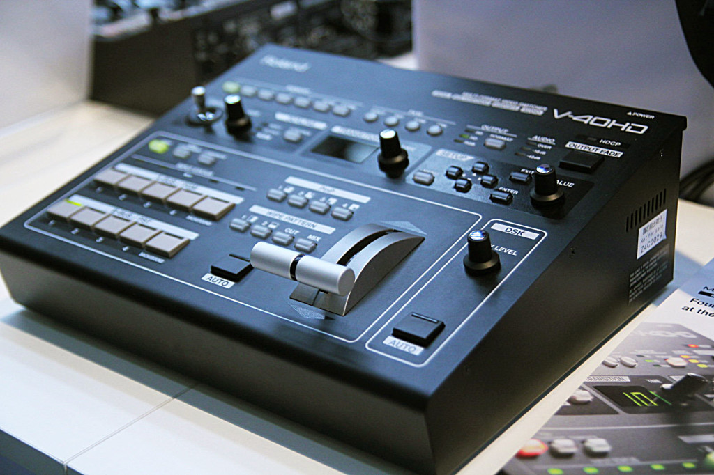 roland-v40hd-b